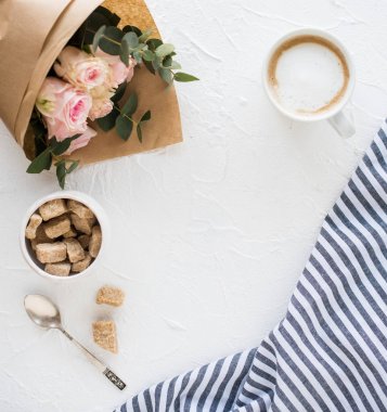 Kahve ve gül ile romantik kadınsı arka plan