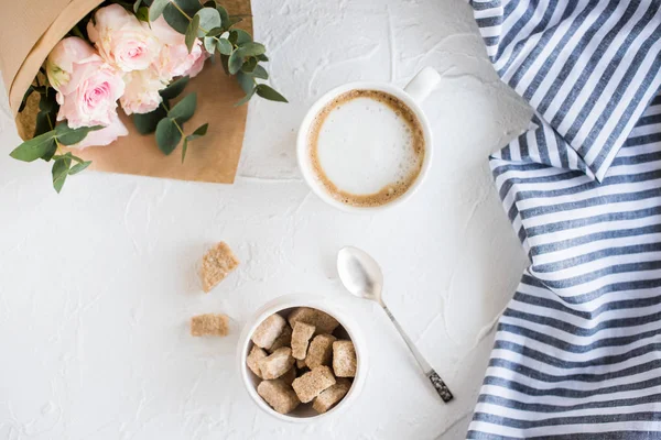 Fundo feminino romântico com café e rosas — Fotografia de Stock