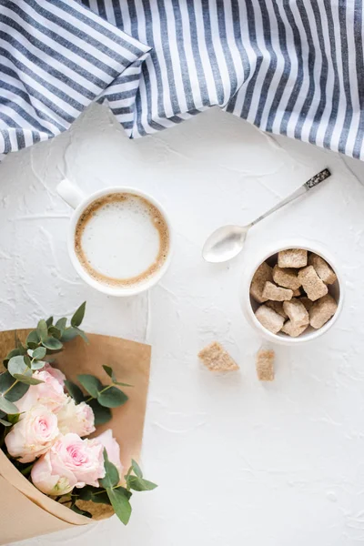 Romantische vrouwelijke achtergrond met koffie en rozen — Stockfoto