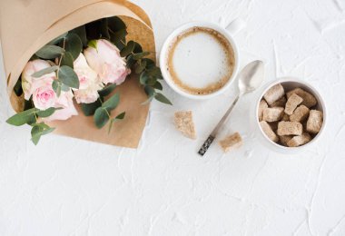 Kahve ve gül ile romantik kadınsı arka plan