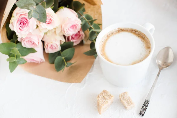 Романтичний жіночий фон з кавою і трояндами — стокове фото
