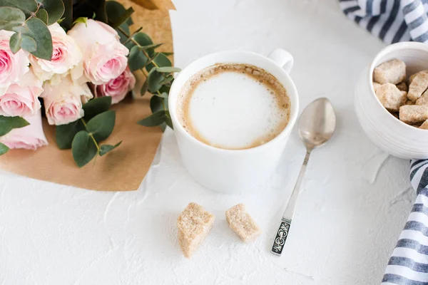 Romantische vrouwelijke achtergrond met koffie en rozen — Stockfoto