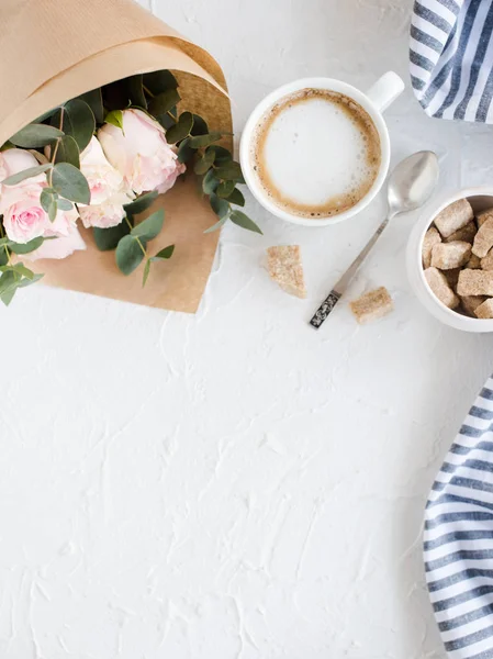 Romantischer femininer Hintergrund mit Kaffee und Rosen — Stockfoto