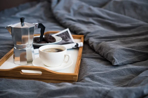 Кофе и завтрак в постели, уютное утро — стоковое фото
