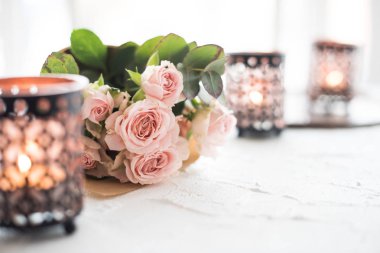 buket gül ve mumlar