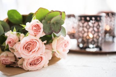 buket gül ve mumlar