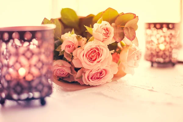 Bouquet of roses and candles — Stock Photo, Image