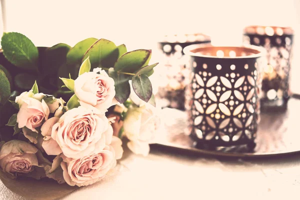 Bouquet van rozen en kaarsen — Stockfoto