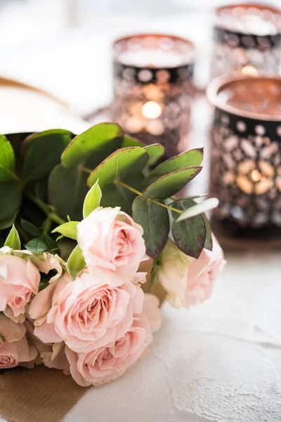 Bouquet di rose e candele — Foto Stock