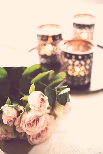 Bouquet of roses and candles — Stock Photo, Image