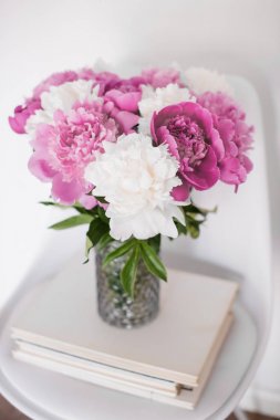 çiçek dekorasyon, beyaz oda int tasarımcı sandalye üzerinde taze peonies