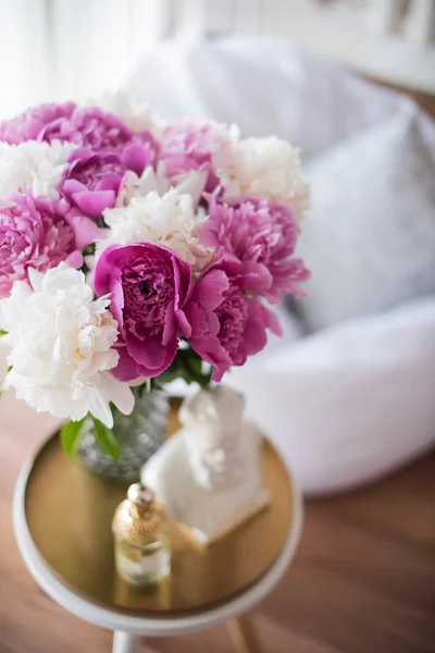 Decoración casera, peonías rosadas frescas en la mesa de centro en roo blanco — Foto de Stock