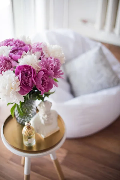 Home decoration, fresh pink peonies on coffee table in white roo — Stock Photo, Image