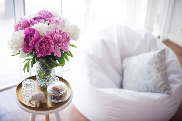 Decoração home, peônias rosa frescas na mesa de café em roo branco — Fotografia de Stock