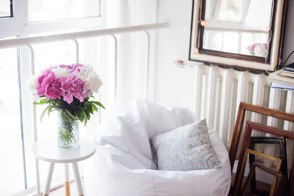 Dekoration für zu Hause, frische rosa Pfingstrosen auf Couchtisch in weiß roo — Stockfoto