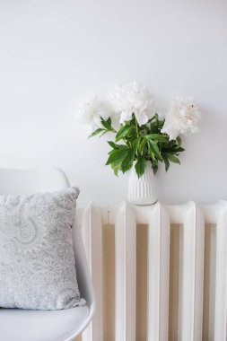 Vintage ev dekorasyon, taze peonies ve tasarımcılar sandalye ile