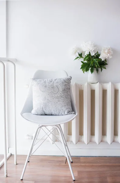 ビンテージの家の装飾、新鮮な牡丹とデザイナーの椅子 — ストック写真