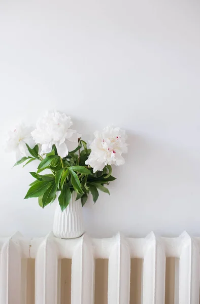 Украшения дома, свежие пионы в белом уютном интерьере комнаты с — стоковое фото