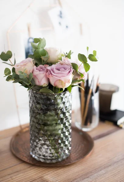 Pastel purple, mauve color fresh summer roses in vase in tray cl — Stock Photo, Image