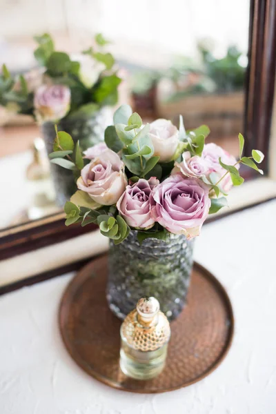 Purple, mauve color fresh summer roses in vase and perfume by th — Stock Photo, Image