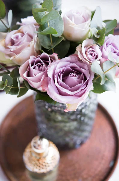 Pastel púrpura, color malva rosas frescas de verano en jarrón en bandeja cl —  Fotos de Stock