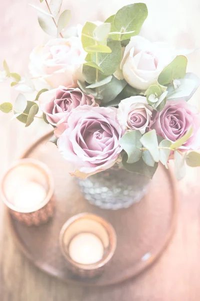 Color púrpura, malva rosas frescas de verano en jarrón con pared blanca b —  Fotos de Stock