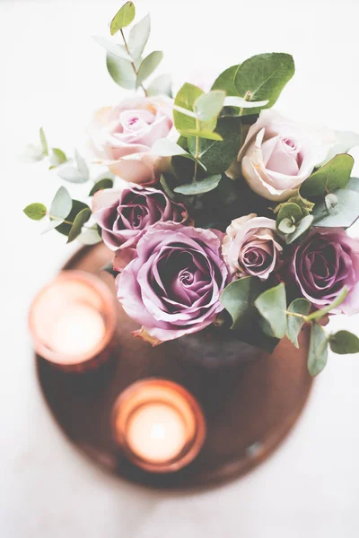 Color púrpura, malva rosas frescas de verano en jarrón con pared blanca b —  Fotos de Stock
