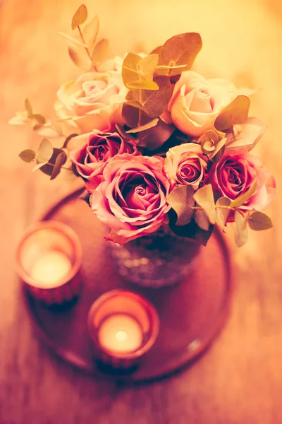 Viola, color malva rose fresche estive in vaso con parete bianca b — Foto Stock
