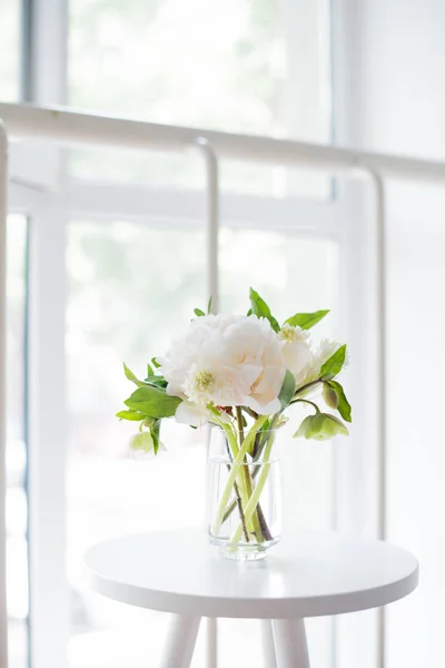 Flores de peônia branca na mesa de café no interior da sala branca, brigue — Fotografia de Stock