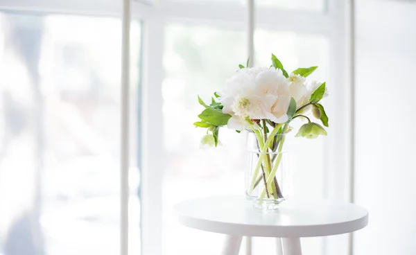 Fleurs pivoine blanche sur la table basse à l'intérieur de la chambre blanche, brick — Photo