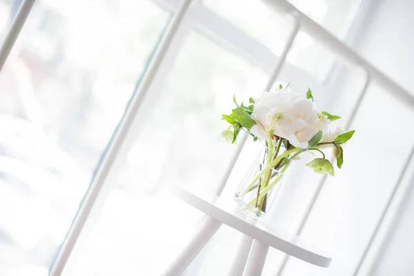 Witte pioen bloemen op salontafel witte kamer interieur, Brig — Stockfoto