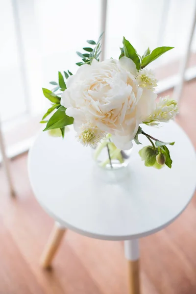 White peony flowers on coffee table in white room interior, brig — Stock Photo, Image