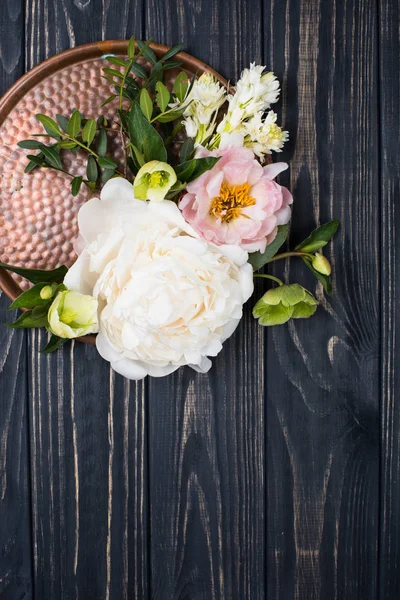 Παιωνία λουλούδια σύνθεση σε παλιά ξύλινη σανίδα φόντο. Εορταστικές — Φωτογραφία Αρχείου