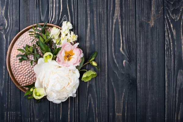 Παιωνία λουλούδια σύνθεση σε παλιά ξύλινη σανίδα φόντο. Εορταστικές — Φωτογραφία Αρχείου