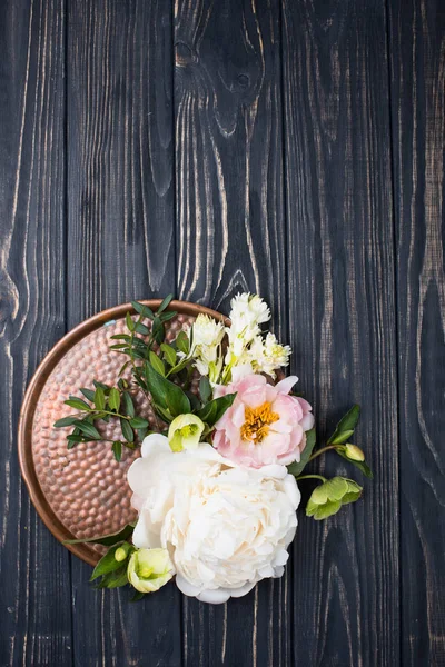 Peony bloemen regeling inzake oude houten plank achtergrond. Festiv — Stockfoto