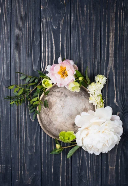 Arreglo de flores de peonía sobre fondo de tabla de madera vieja. Festiv —  Fotos de Stock