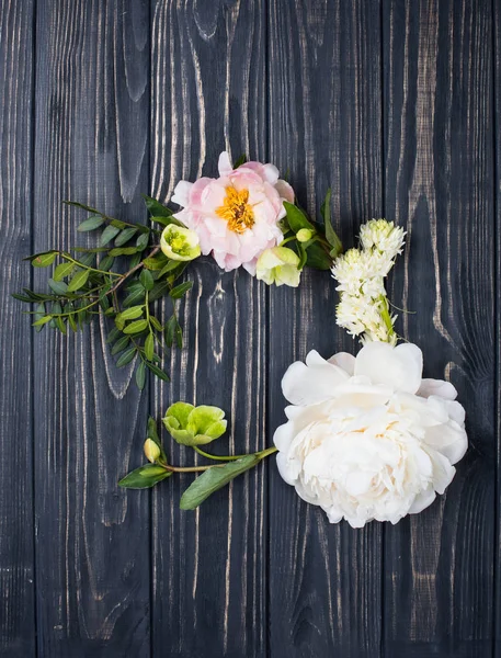 Pfingstrosenblumen-Arrangement auf altem Holzbretthintergrund. Fest — Stockfoto