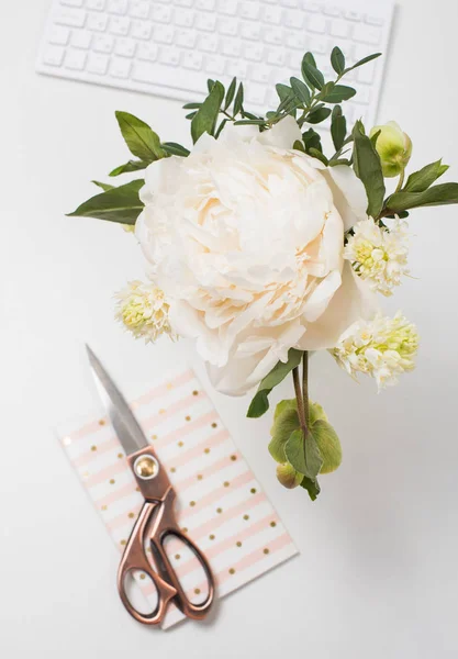 Weiße Pfingstrosen Blumen auf dem Arbeitstisch Hintergrund Nahaufnahme, Blogger w — Stockfoto