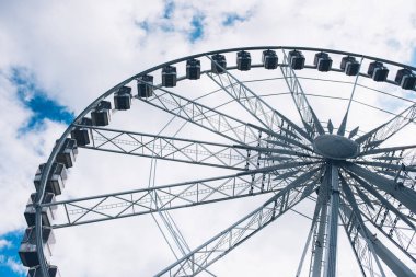 Dönme dolap ayrıntıları bulutlu gökyüzü arka plan üzerinde