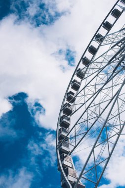 Dönme dolap ayrıntıları bulutlu gökyüzü arka plan üzerinde