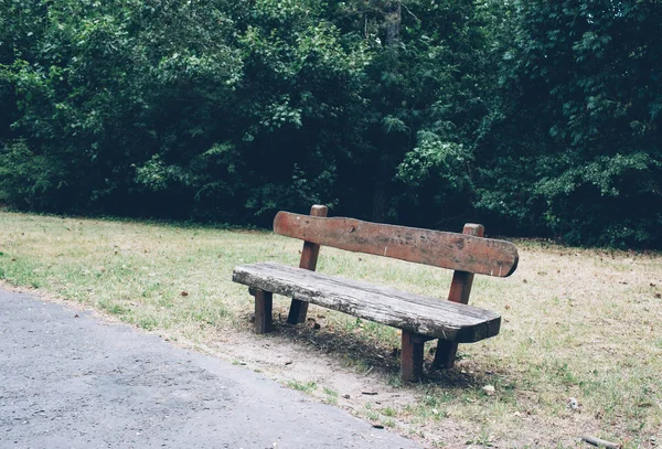 废弃的城市公园里的旧木长凳 — 图库照片