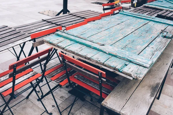 Café cerrado en la calle, mesas viejas y sillas en la calle —  Fotos de Stock