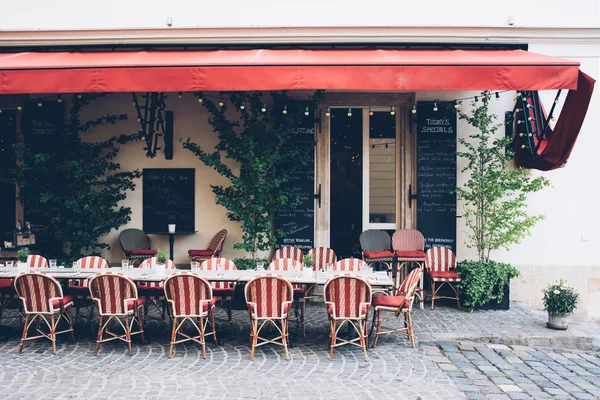 Café da cidade com cadeiras de vime na calçada, pequeno restaurante — Fotografia de Stock