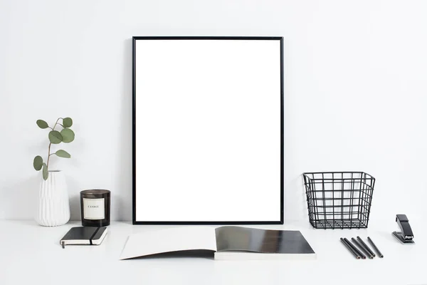 Vit inredning, eleganta arbete tabell kontorsutrymme med affisch artw — Stockfoto