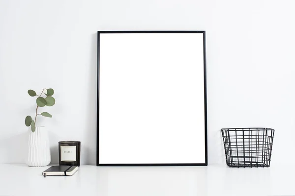 Interior de escritório branco, espaço de mesa de trabalho elegante com arte de cartaz — Fotografia de Stock