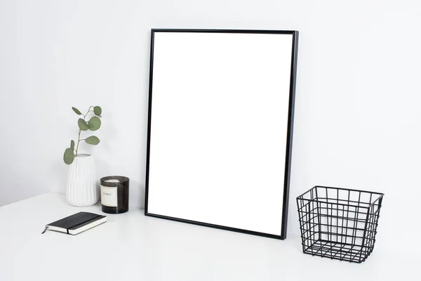 Interior de la oficina blanca, elegante espacio de mesa de trabajo con cartel artw —  Fotos de Stock