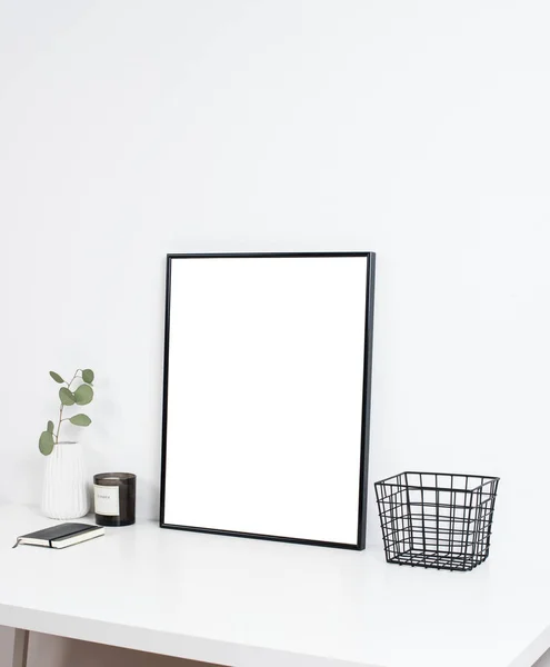 Білий офісний інтер'єр, стильний робочий стіл простір з плакатом artw — стокове фото
