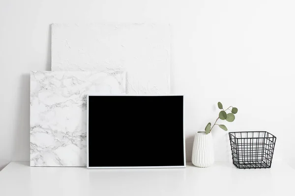 포스터 artw와 백색 사무실 인테리어, 세련 된 작업 테이블 공간 — 스톡 사진