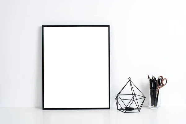 Interior de escritório branco, espaço de mesa de trabalho elegante com arte de cartaz — Fotografia de Stock