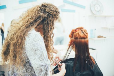 Güzellik Salonu, saç kesimi ve saç şekillendirme çalışma stilist